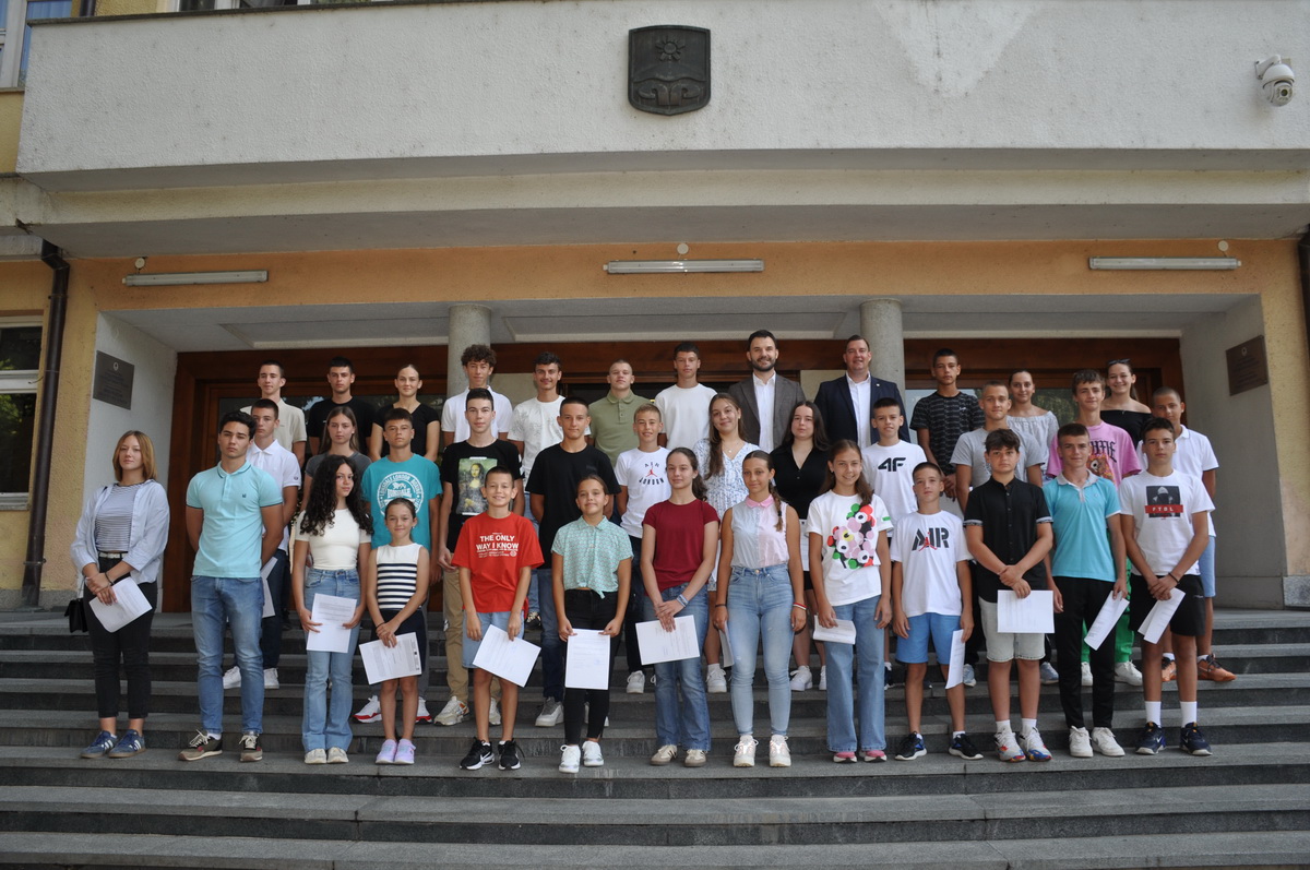 Potpisani ugovori sa 50 mladih sportista koji su ostvarili pravo na stipendije Potpisani ugovori sa 50 mladih sportista koji su ostvarili pravo na stipendije