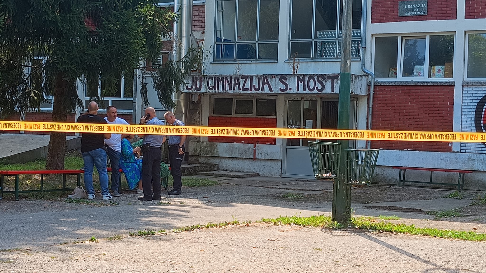 U pucnjavi ubijena tri radnika Gimnazije u Sanskom Mostu U pucnjavi ubijena tri radnika Gimnazije u Sanskom Mostu