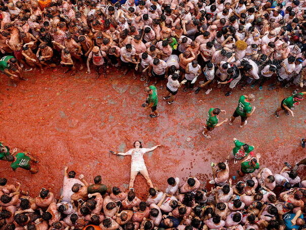 Španski grad Bunol natopljen crvenom bojom tokom festivala Tomatina