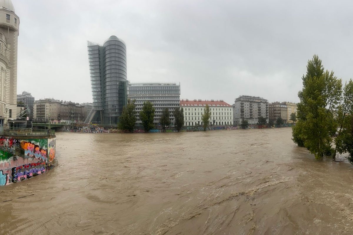 Poplave u Austriji: Beč pod vodom, spasioci evakuišu građane Poplave u Austriji: Beč pod vodom, spasioci evakuišu građane