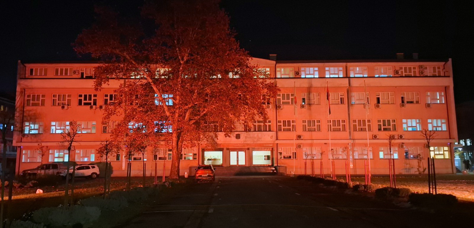 Zgrada Gradske uprave sinoć bila osvijetljena narandžastom svjetlošću Zgrada Gradske uprave sinoć bila osvijetljena narandžastom svjetlošću