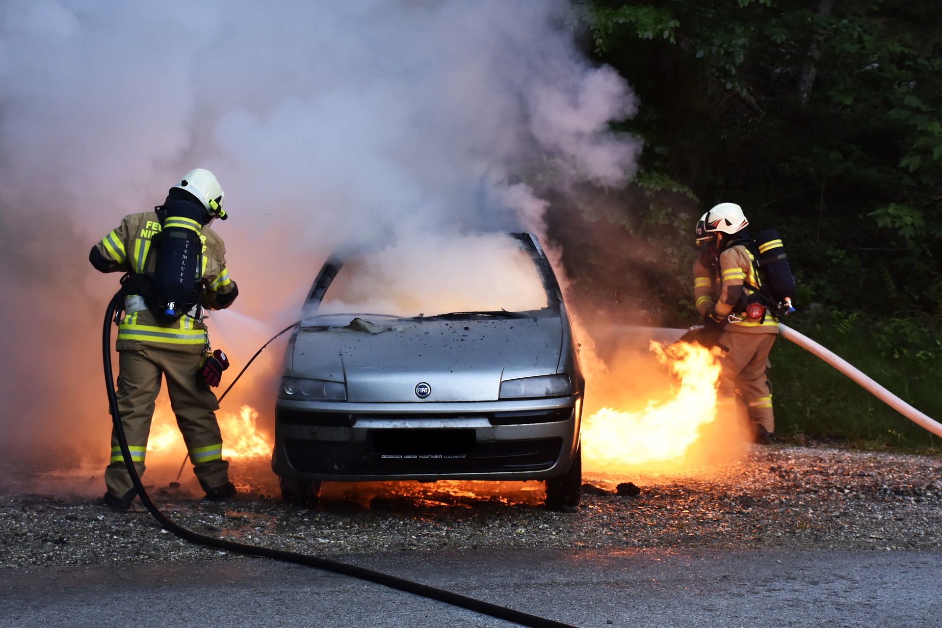 Identifikovan osumnjičeni koji je zapalio putnički automobil Identifikovan osumnjičeni koji je zapalio putnički automobil