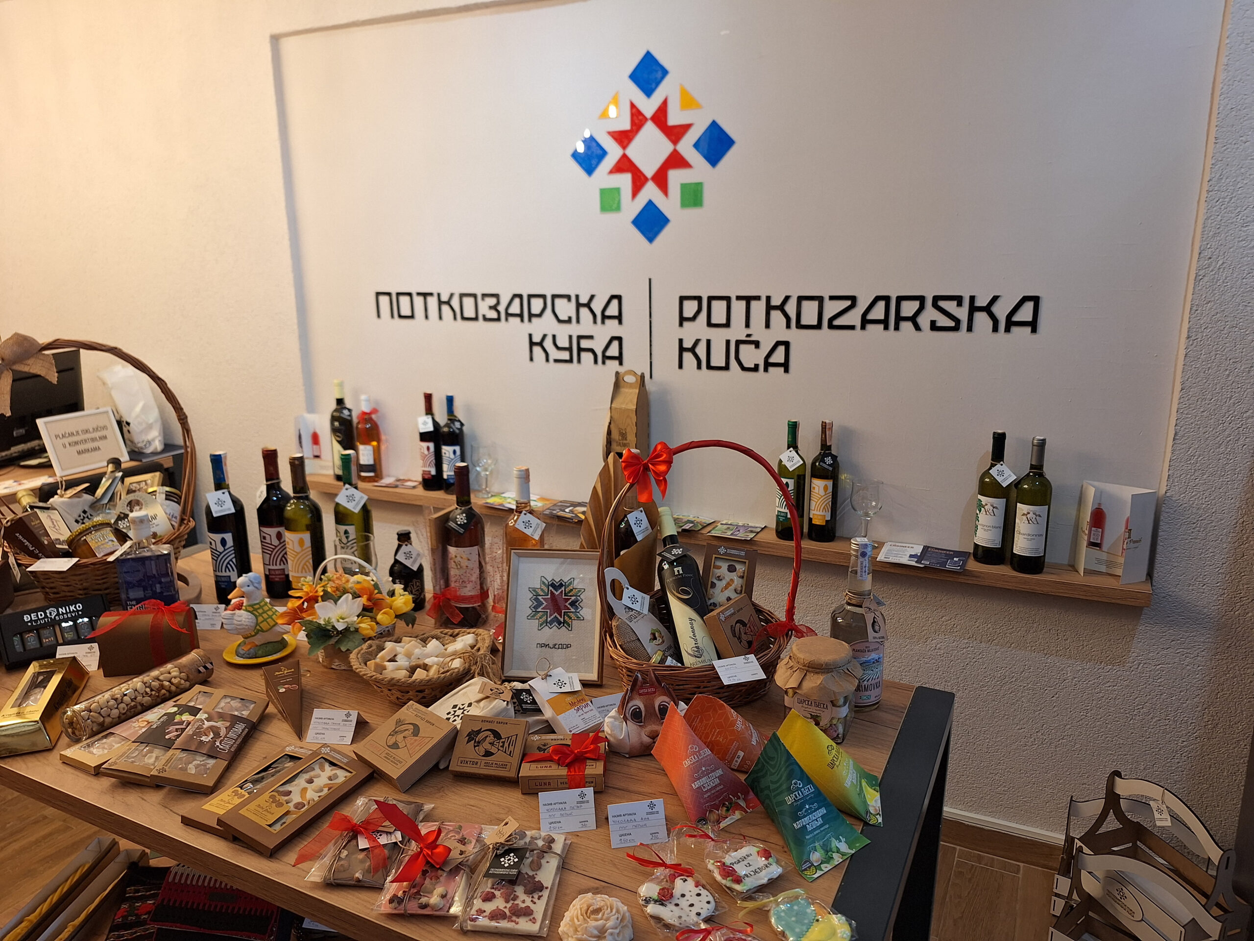 Štand Potkozarske kuće u tržnom centru Patrija za vrijeme praznika Štand Potkozarske kuće u tržnom centru Patrija za vrijeme praznika