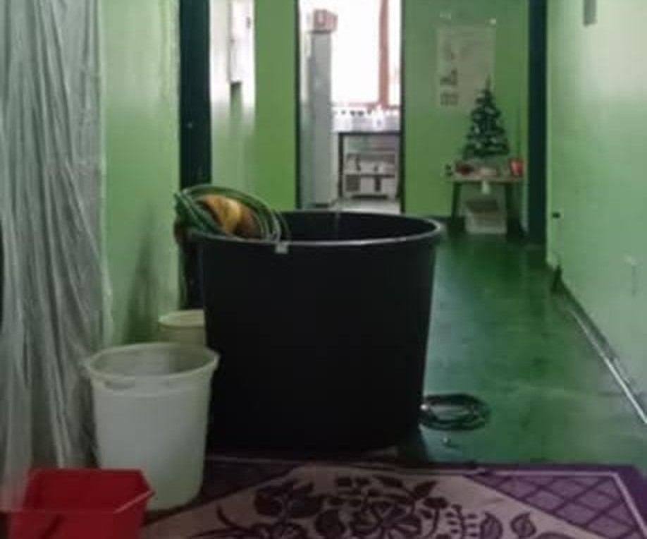 Prijedorska bolnica pod vodom, kante po hodnicima Prijedorska bolnica pod vodom, kante po hodnicima