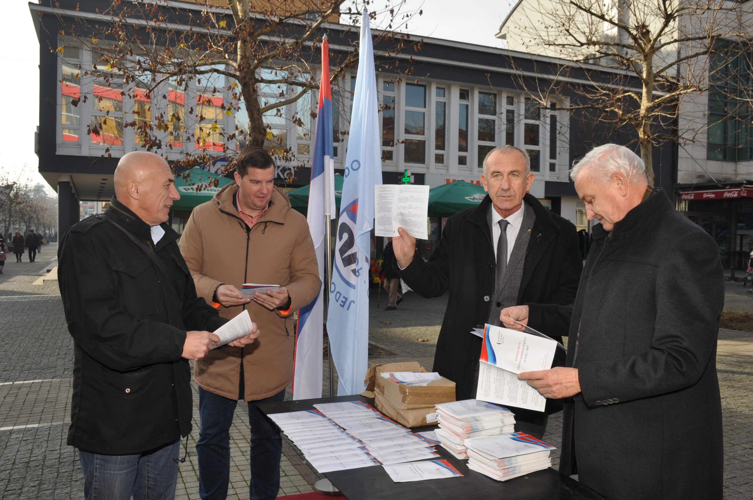 Udruženja građana “Politikolog”: Građanima dijeljeni primjerci Dejtonskog sporazuma Udruženja građana “Politikolog”: Građanima dijeljeni primjerci Dejtonskog sporazuma