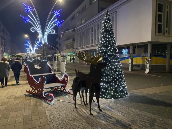 Počelo praznično ukrašavanje grada Prijedora Počelo praznično ukrašavanje grada Prijedora