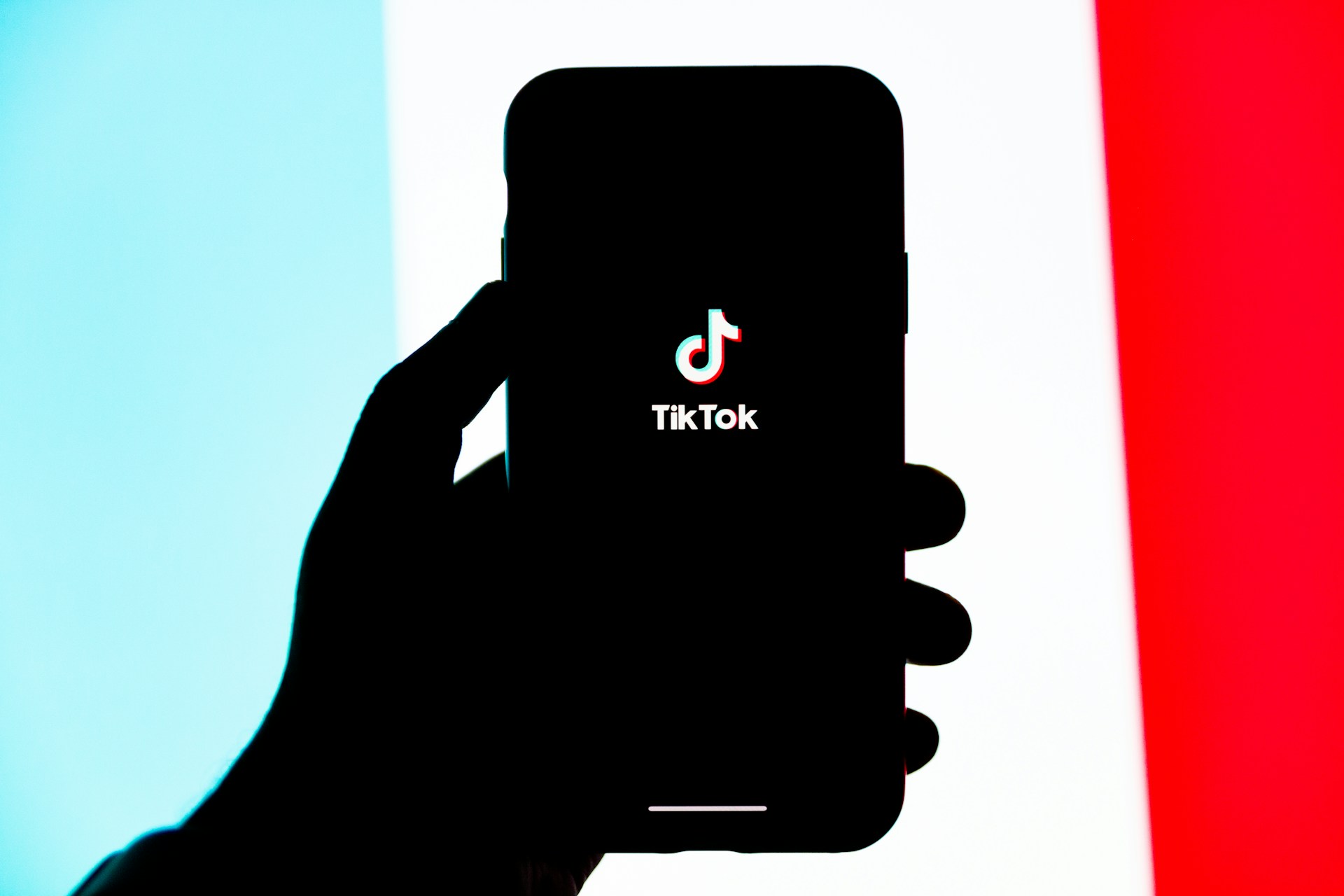 Novi trend među djecom: Takmiče se ko može duže da drži petardu u ustima Novi trend među djecom: Takmiče se ko može duže da drži petardu u ustima