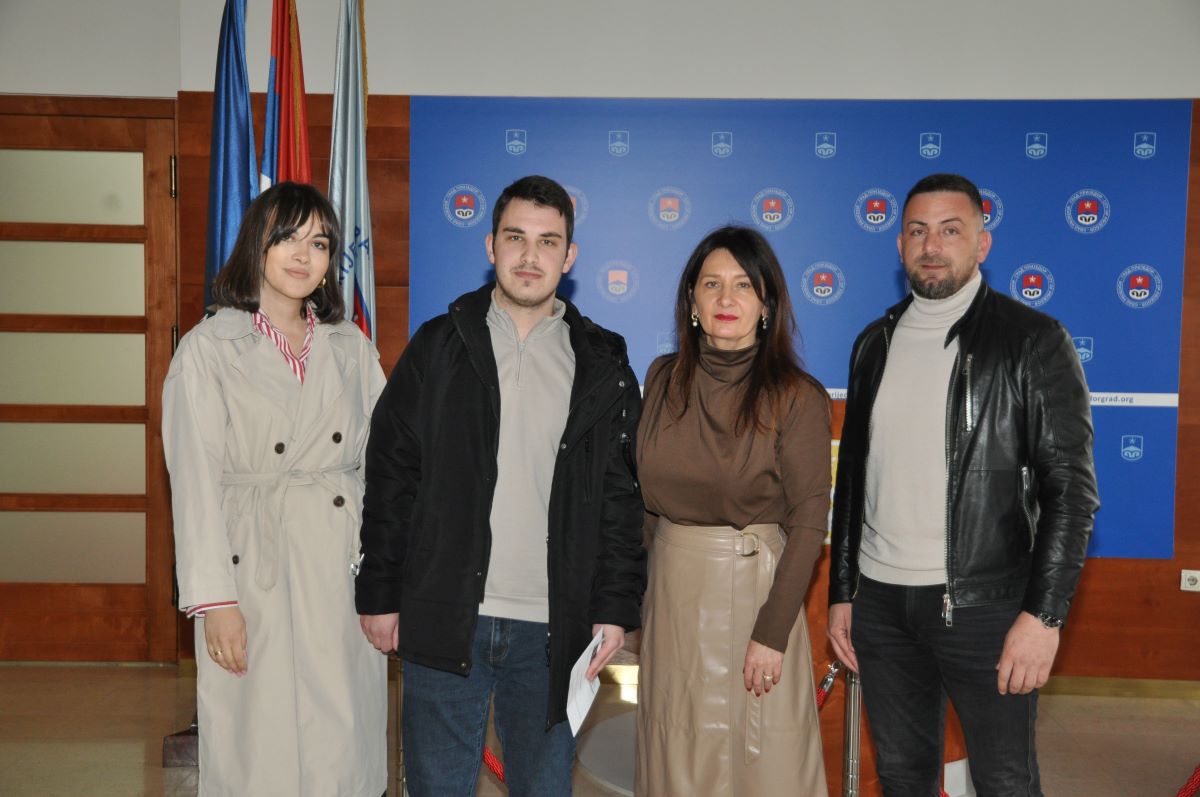 Prijedorsko preduzeće potpisalo ugovore o stipendiranju jednog učenika i studenta Prijedorsko preduzeće potpisalo ugovore o stipendiranju jednog učenika i studenta