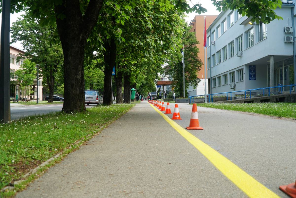 Počelo iscrtavanje prvih biciklističkih staza na gradskim ulicama Počelo iscrtavanje prvih biciklističkih staza na gradskim ulicama