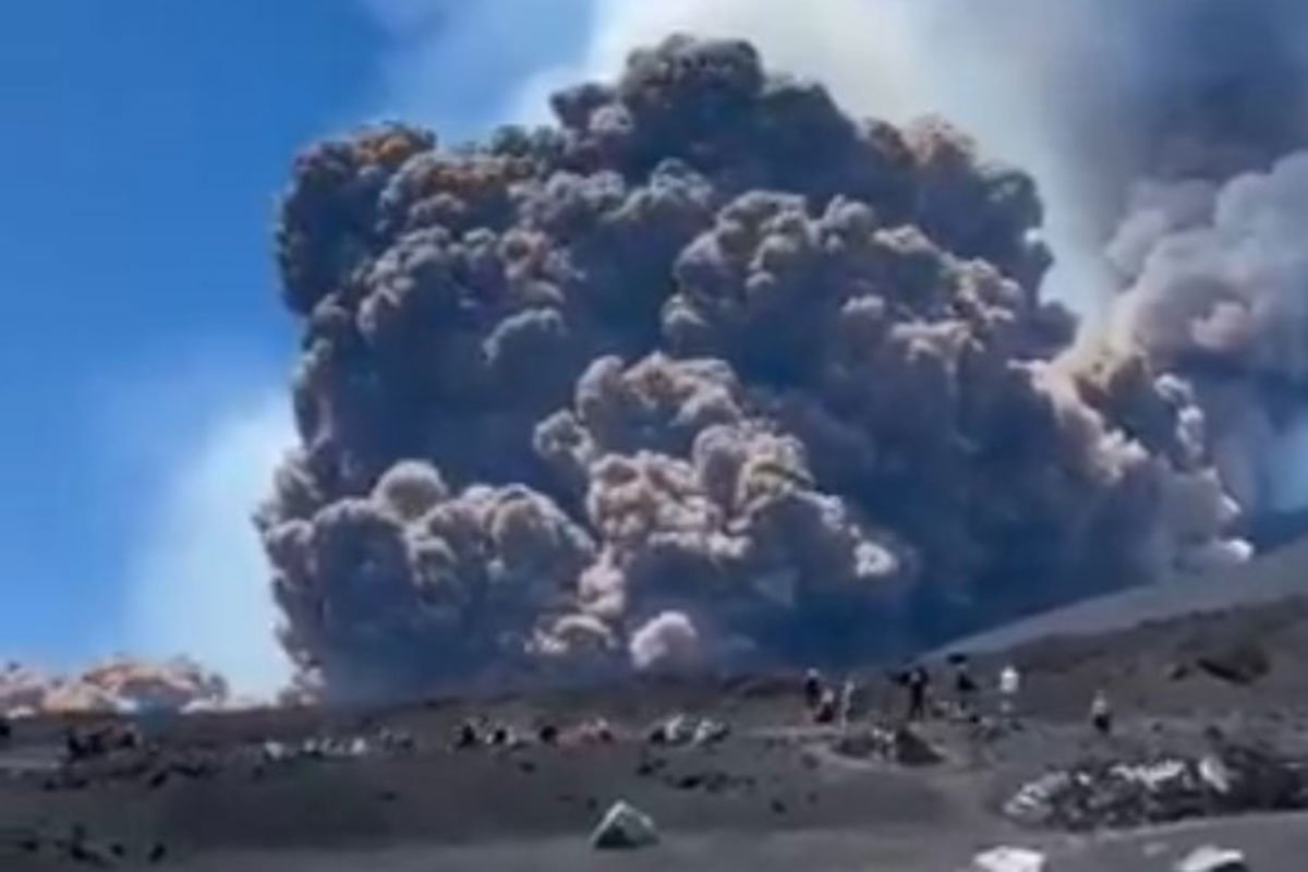 Haos na Siciliji: Etna eruptirala, turisti bježali pred dimom Haos na Siciliji: Etna eruptirala, turisti bježali pred dimom