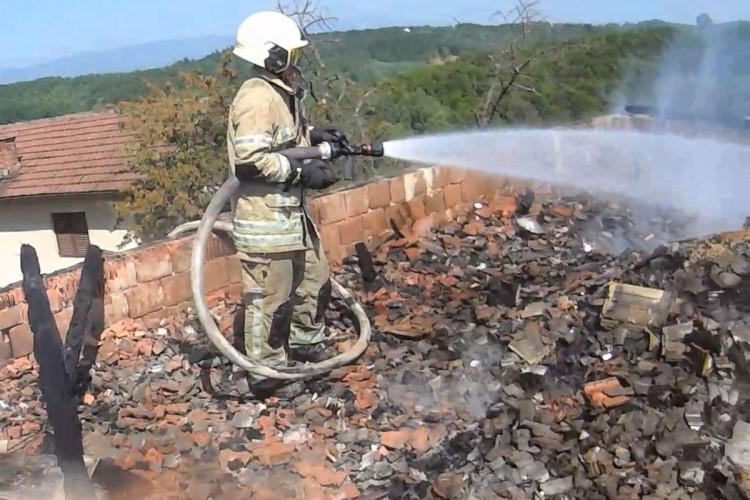 Potpuno izgorjela kuća u Prijedoru Potpuno izgorjela kuća u Prijedoru