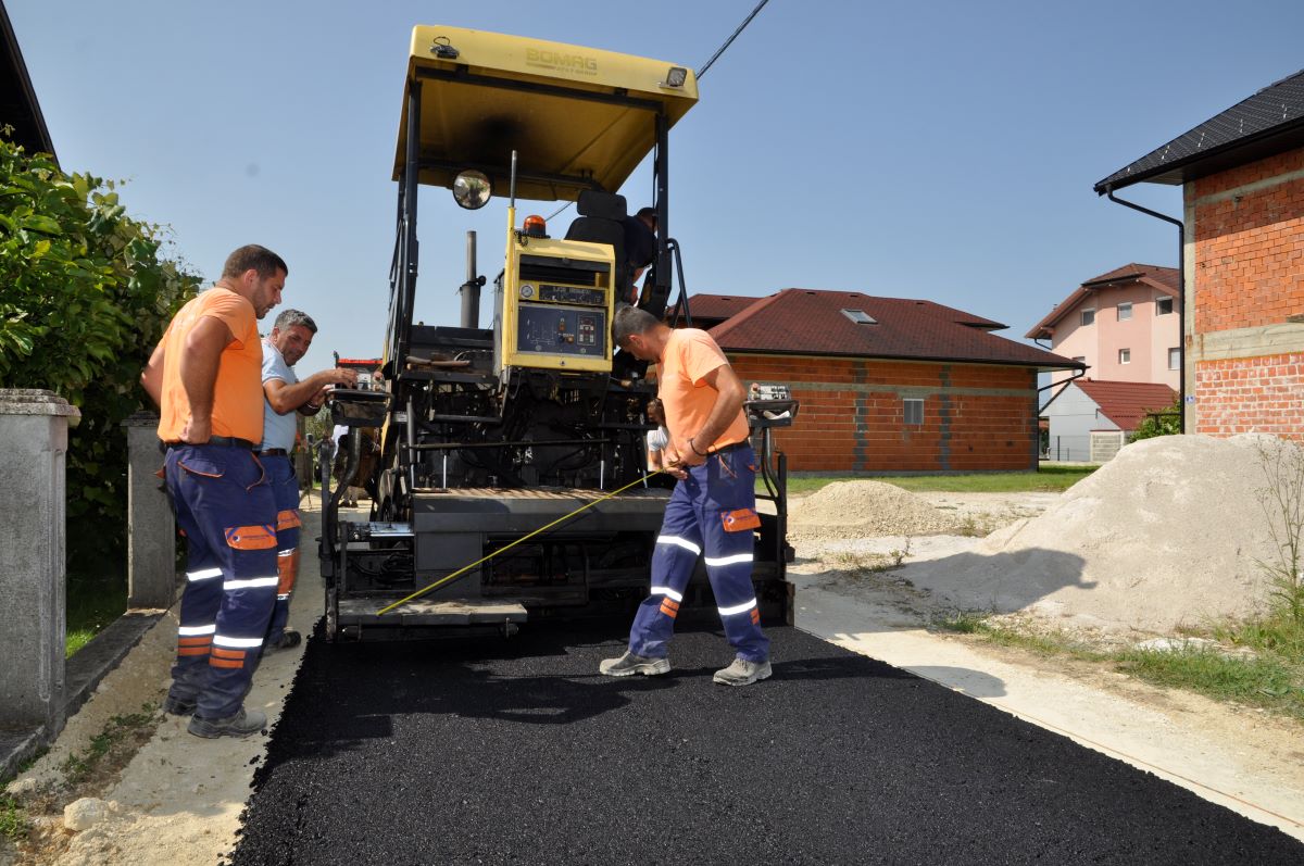 U toku asfaltiranje ulica u više gradskih naselja U toku asfaltiranje ulica u više gradskih naselja