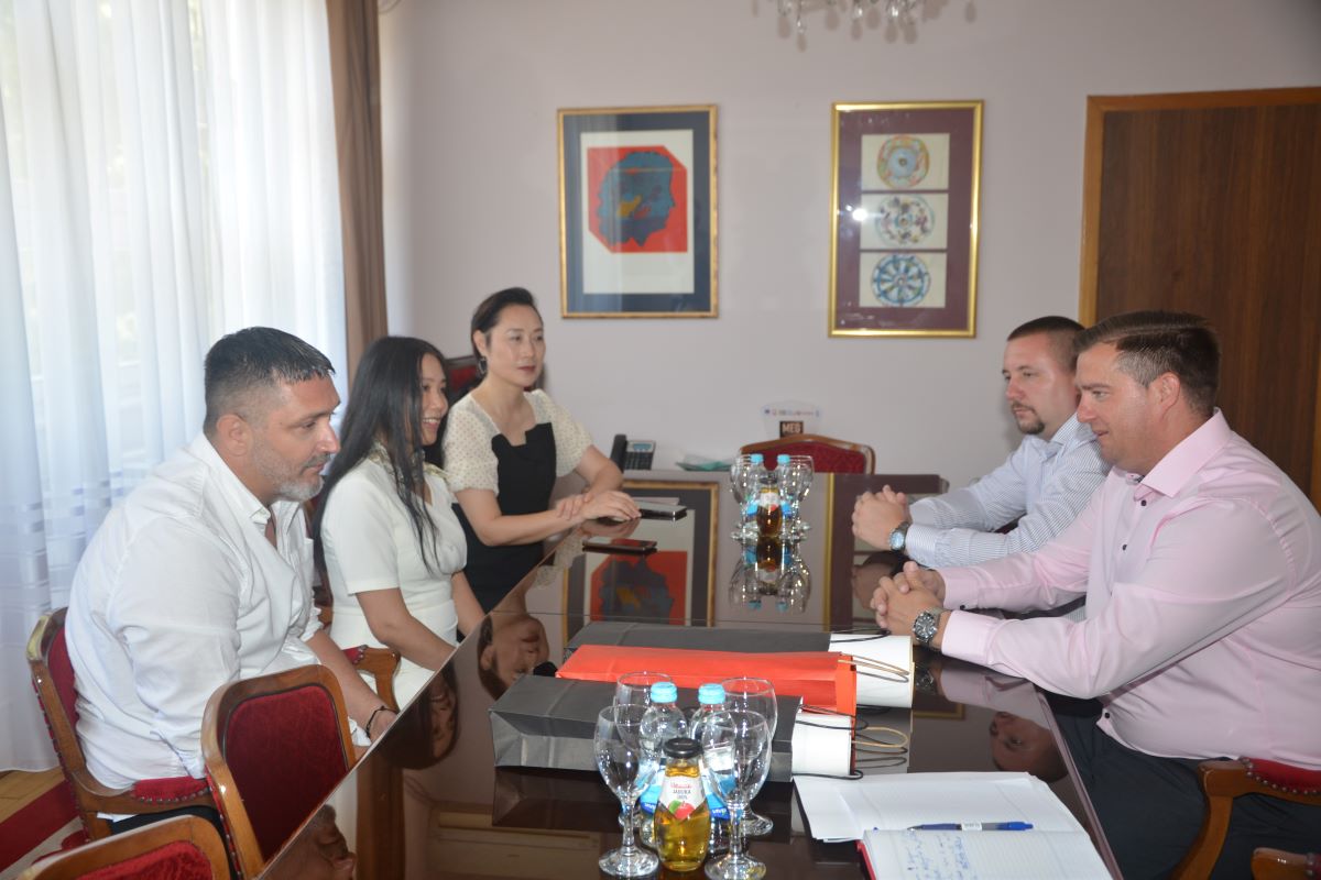 U Gradskoj upravi organizovan prijem za kineske slikarke koje stvaraju u Prijedoru U Gradskoj upravi organizovan prijem za kineske slikarke koje stvaraju u Prijedoru