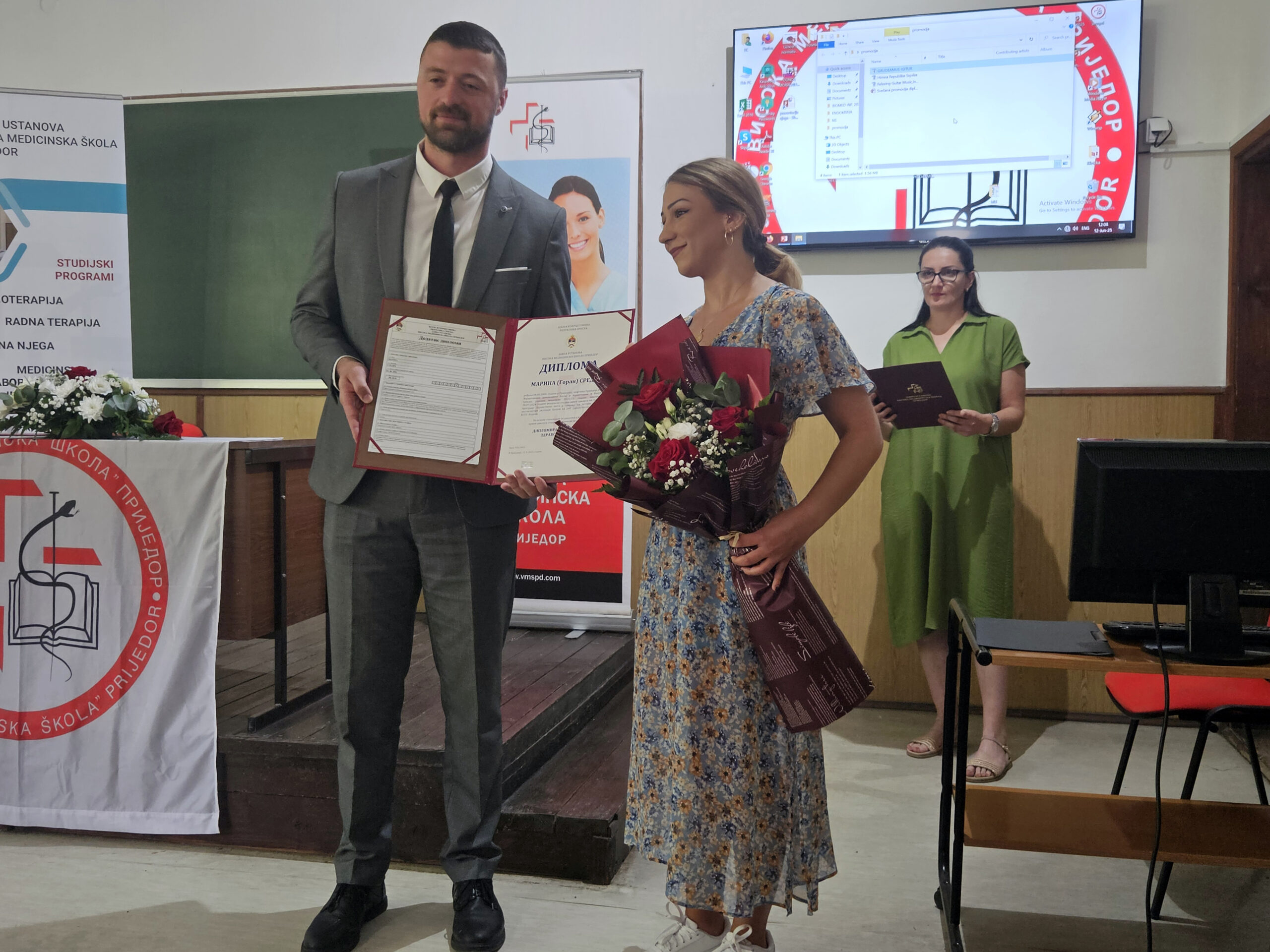 Diplome za 116 svršenih studenta Diplome za 116 svršenih studenta