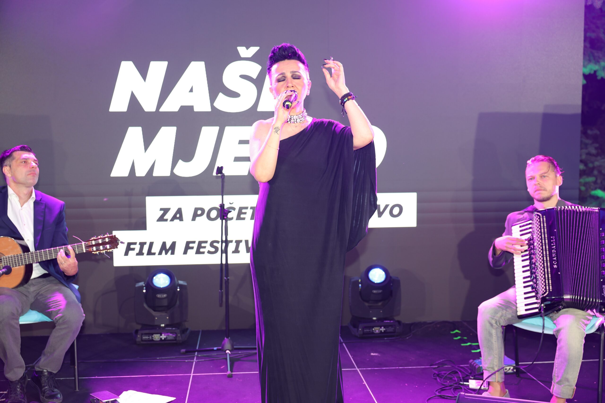 Spektakularan koncert Amire Medunjanin: Kako je Bingo Group Festivalski trg pretvorio u Naše mjesto Spektakularan koncert Amire Medunjanin: Kako je Bingo Group Festivalski trg pretvorio u Naše mjesto