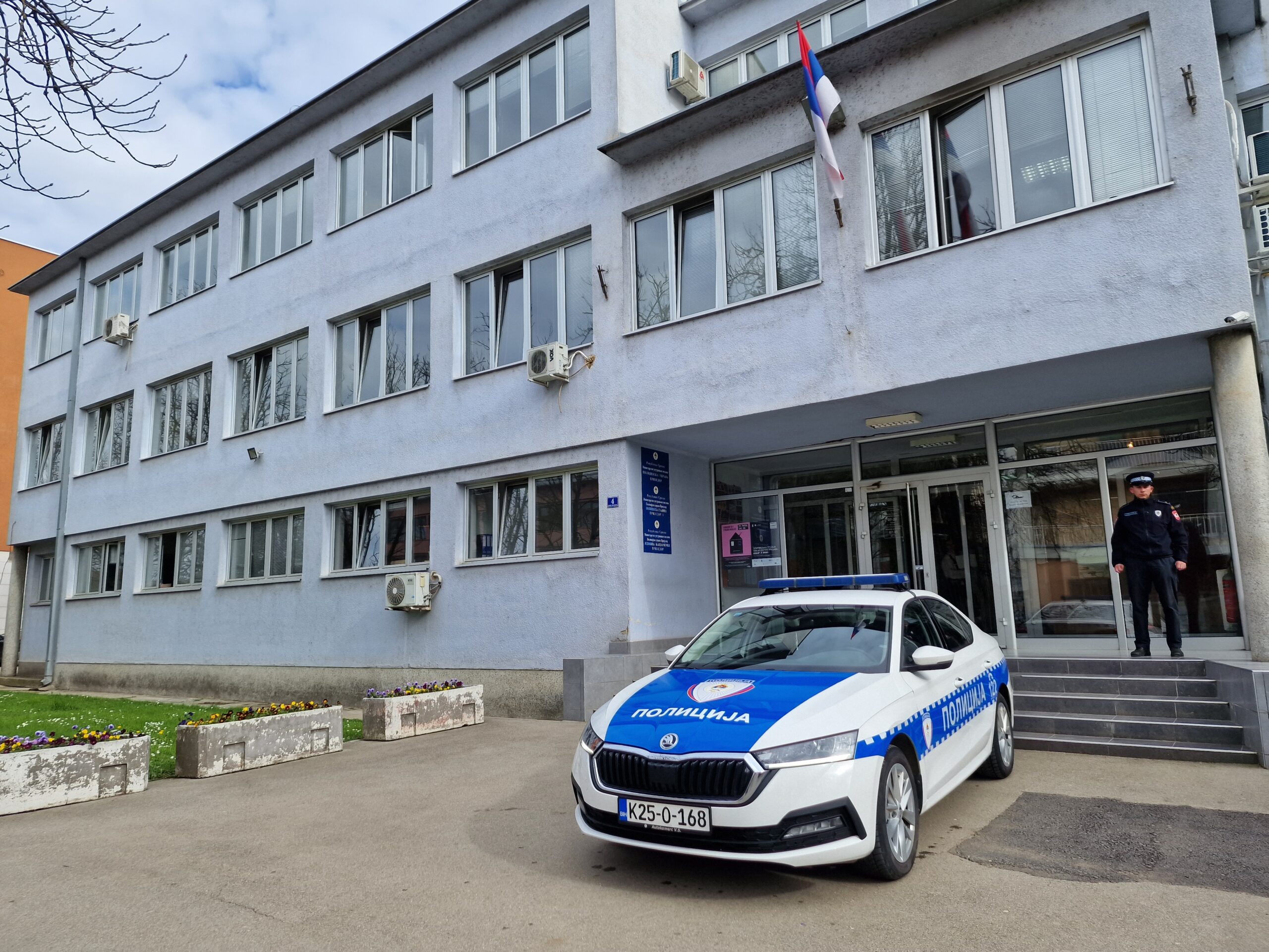 Uhapšenoo lice oštetilo retrovizore na vozilima i kameru na sportskoj dvorani Uhapšenoo lice oštetilo retrovizore na vozilima i kameru na sportskoj dvorani