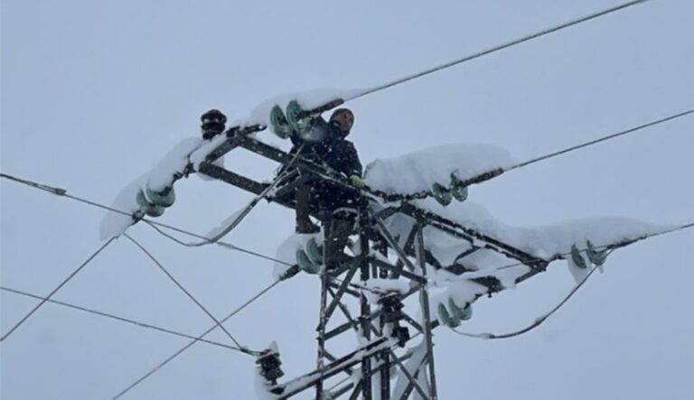 Terenske ekipe “Elektrokrajine”saniraju distributivne mreže u više gradova i opština