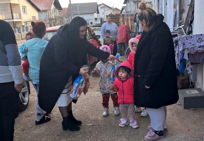 Udruženje Roma “Bolji dani” podijelili preko 100 novogodišnjih paketića Udruženje Roma “Bolji dani” podijelili preko 100 novogodišnjih paketića