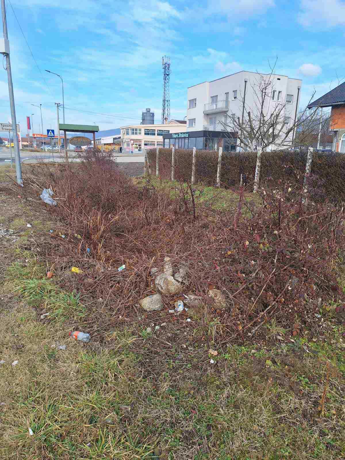 U toku čišćenje putnih jaraka na pravcu Prijedor-Kozarac