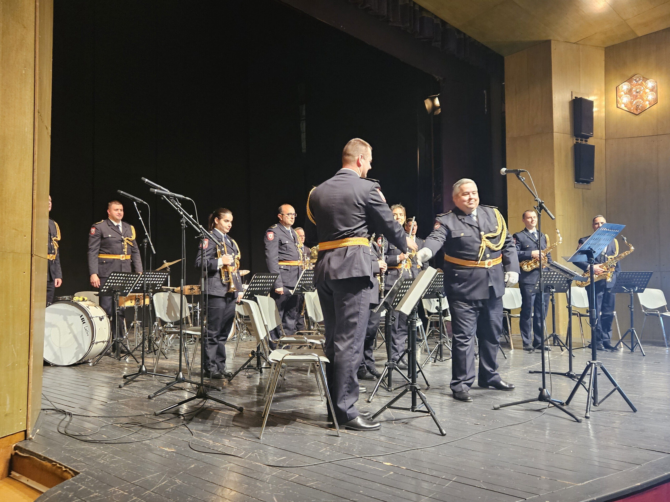 Koncert Policijskog orkestra odusevio mlađe osnovce Koncert Policijskog orkestra odusevio mlađe osnovce