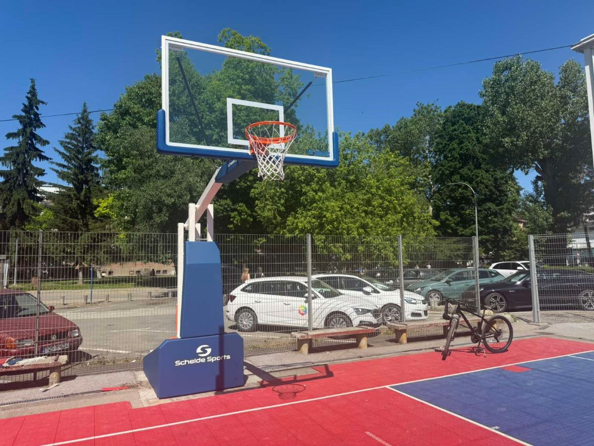 Novi, najsavremeniji koševi postavljeni na terenu ispred Sportske dvorane “Mladost”